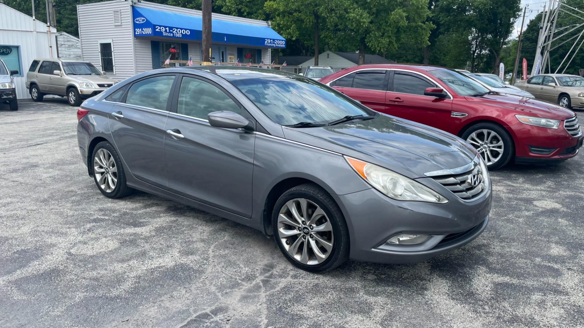 2012 GRAY Hyundai Sonata SE (5NPEC4AC4CH) with an 2.4L L4 DOHC 16V engine, 6-Speed Automatic transmission, located at 2710A Westlane Rd., Indianapolis, IN, 46268, (317) 291-2000, 39.885670, -86.208160 - Photo#2